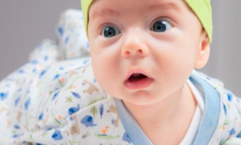 الطفل حديث الولادة في الشهر الأول ... 3 علامات لتطور الطفل