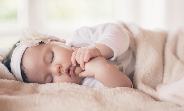 كثرة نوم الطفل الرضيع في الشهر الأول ... 3 أسباب تعرفي عليها