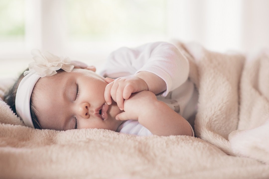 كثرة نوم الطفل الرضيع في الشهر الأول ... 3 أسباب تعرفي عليها