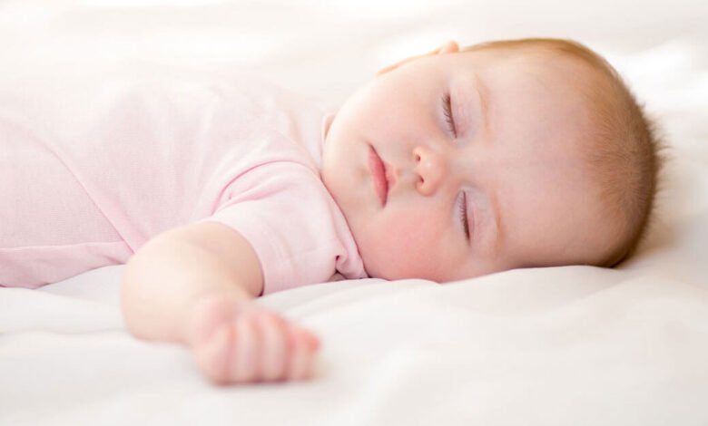 كثرة نوم الطفل حديث الولادة ... 3 اسباب لكثرة النوم عند الاطفال