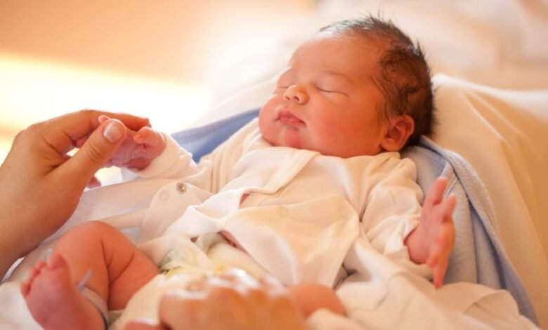 كيفية إيقاظ الطفل حديث الولادة ... 3 طرق بدون معاناة