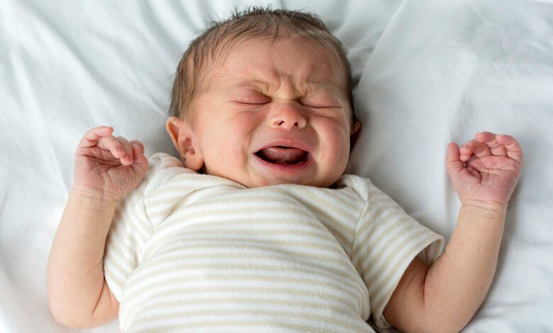 كيفية التعامل مع الطفل حديث الولادة كثير البكاء ... 5 طرق لتسهيل التعامل معه