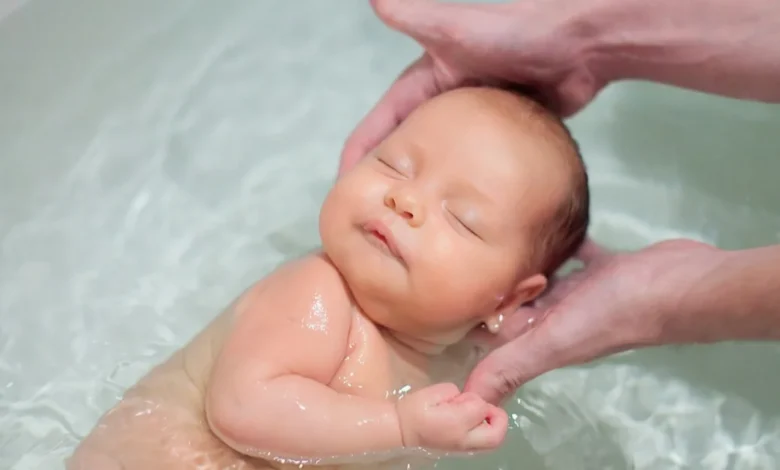 متى يجب استحمام الطفل حديث الولادة ...3 أوقات مفضلة للاستحمام