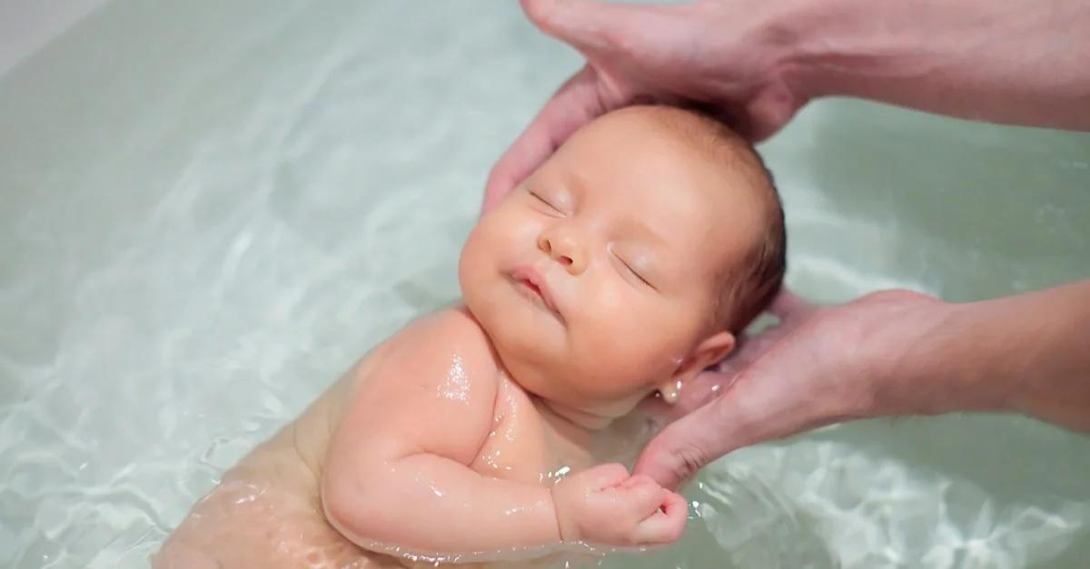 متى يجب استحمام الطفل حديث الولادة ...3 أوقات مفضلة للاستحمام