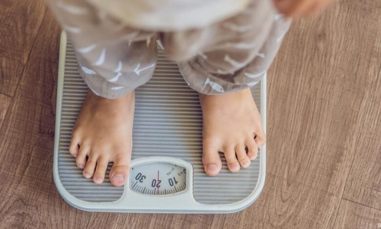 متى يكون نزول الوزن خطير عند الأطفال ... 7 خيل لجعل وزن طفلك يزيد بسرعة