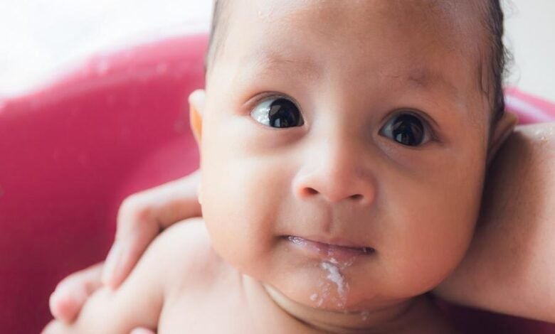 تقيؤ الرضيع بعد الرضاعة الطبيعية
