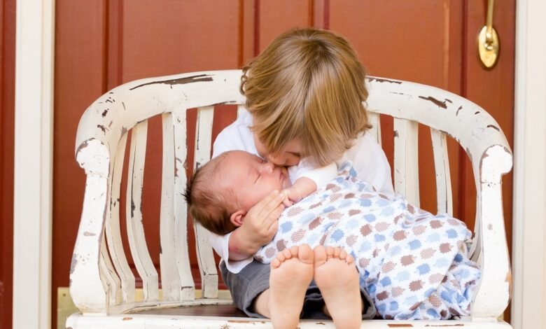 كيفية التعامل مع الطفل الأول عند قدوم المولود الجديد