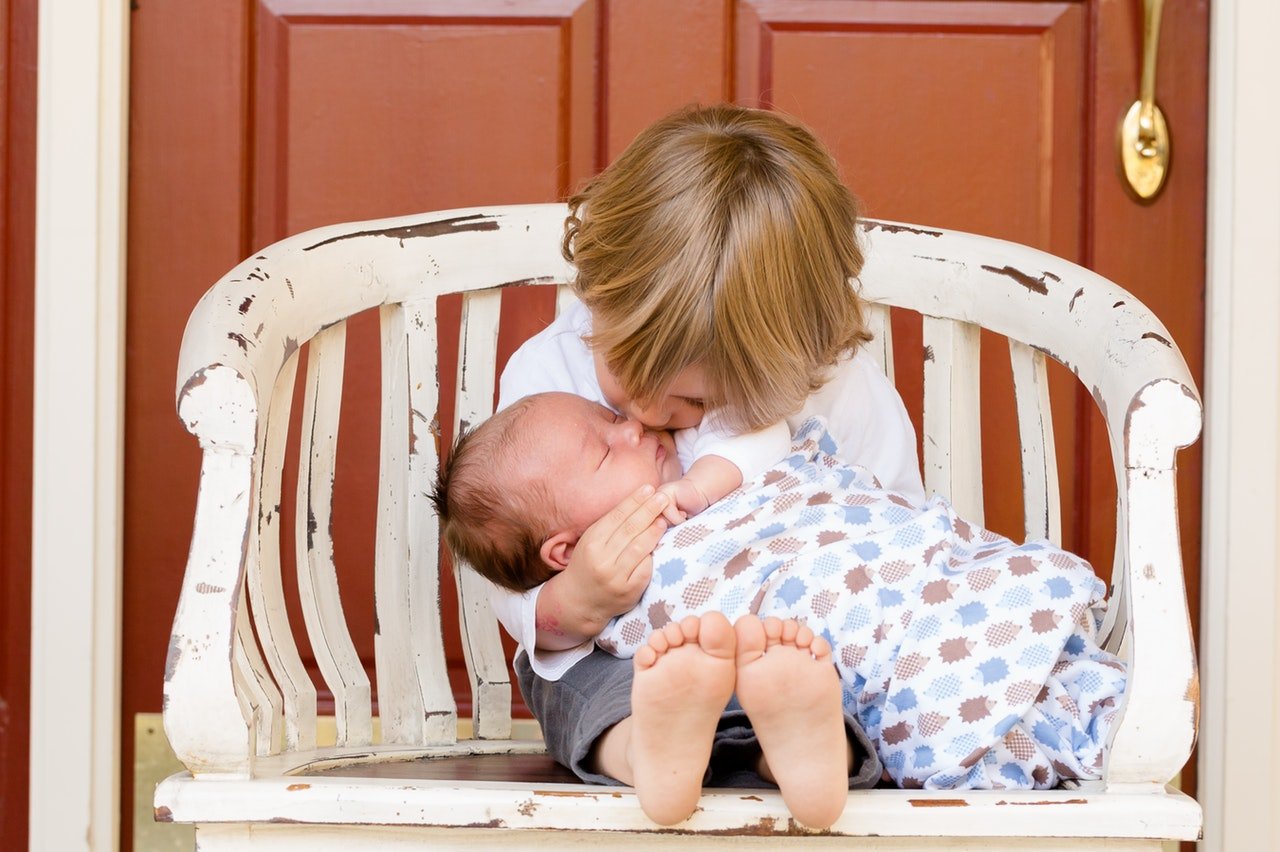كيفية التعامل مع الطفل الأول عند قدوم المولود الجديد