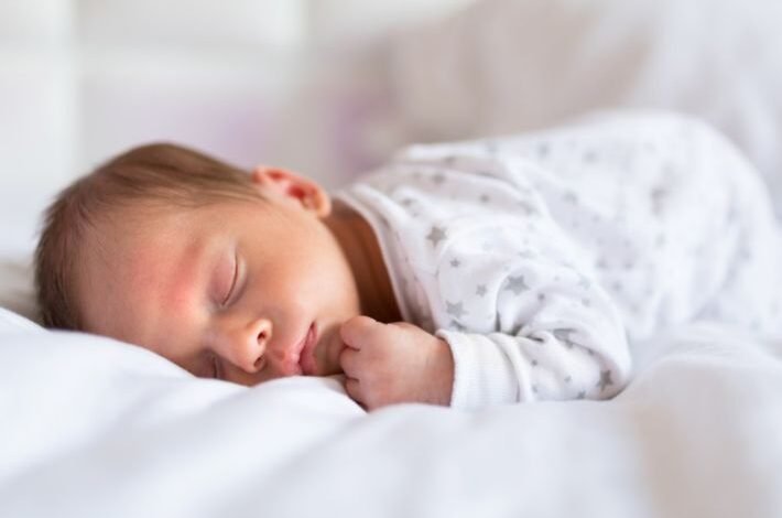 هل الطفل ينام كثيرًا بعد تطعيم الشهرين؟