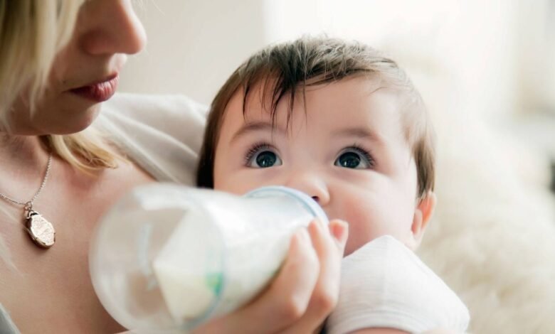 أسباب عدم شبع الرضيع من الحليب الصناعي
